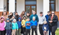 Copiii și tinerii din Fântânele au participat la un atelier de încondeiat ouă