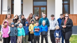 Copiii și tinerii din Fântânele au participat la un atelier de încondeiat ouă