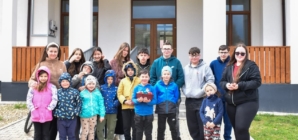 Copiii și tinerii din Fântânele au participat la un atelier de încondeiat ouă