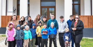 Copiii și tinerii din Fântânele au participat la un atelier de încondeiat ouă