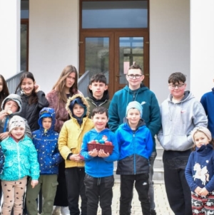Copiii și tinerii din Fântânele au participat la un atelier de încondeiat ouă