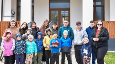 Copiii și tinerii din Fântânele au participat la un atelier de încondeiat ouă