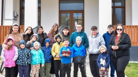 Copiii și tinerii din Fântânele au participat la un atelier de încondeiat ouă