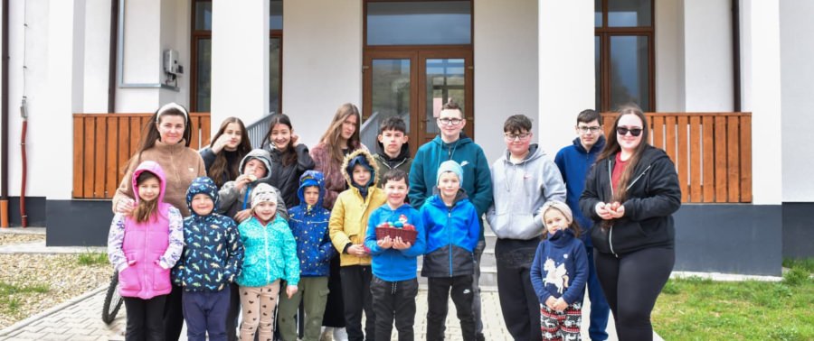 Copiii și tinerii din Fântânele au participat la un atelier de încondeiat ouă