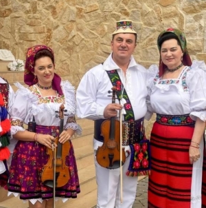 „Joc în Sat” la Poienile Izei în a doua zi de Paști