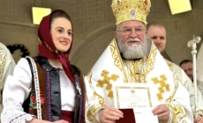 Artista Gabriela Ardusătan, distinsă de PS Părinte Episcop Iustin cu Ordinul Omagial „Preot Nicolae Gherman”
