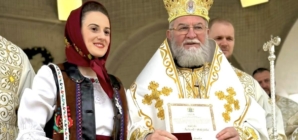 Artista Gabriela Ardusătan, distinsă de PS Părinte Episcop Iustin cu Ordinul Omagial „Preot Nicolae Gherman”
