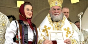 Artista Gabriela Ardusătan, distinsă de PS Părinte Episcop Iustin cu Ordinul Omagial „Preot Nicolae Gherman”