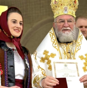 Artista Gabriela Ardusătan, distinsă de PS Părinte Episcop Iustin cu Ordinul Omagial „Preot Nicolae Gherman”