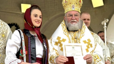 Artista Gabriela Ardusătan, distinsă de PS Părinte Episcop Iustin cu Ordinul Omagial „Preot Nicolae Gherman”