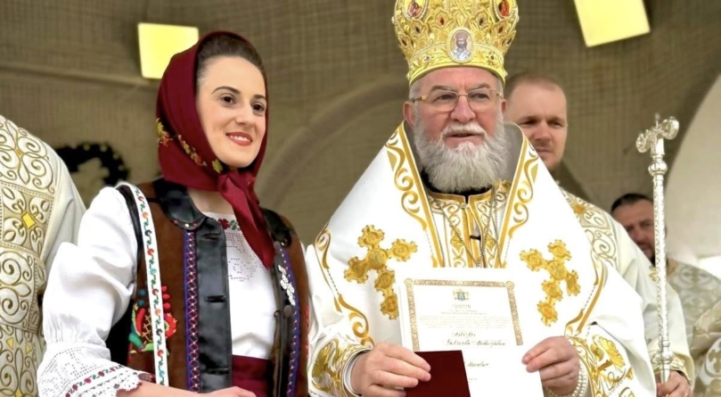 Artista Gabriela Ardusătan, distinsă de PS Părinte Episcop Iustin cu Ordinul Omagial „Preot Nicolae Gherman”