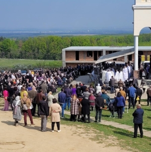 Lume multă la hramul Mănăstirii Măriuș