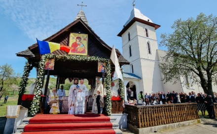 ÎPS Andrei s-a aflat în mijlocul credincioșilor din Oarța de Sus, satul natal, cu prilejul hramului bisericii parohiale