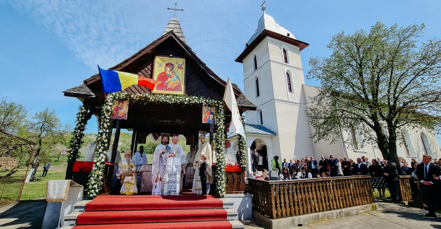 ÎPS Andrei s-a aflat în mijlocul credincioșilor din Oarța de Sus, satul natal, cu prilejul hramului bisericii parohiale
