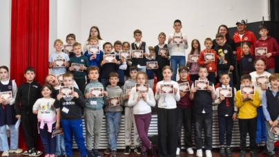 „Puterea Gândului” – concursul de șah care a adus împreună zeci de copii din orașul Târgu Lăpuș