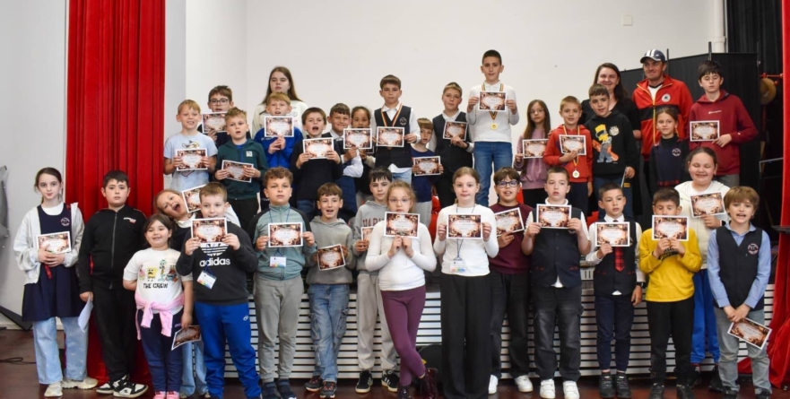 „Puterea Gândului” – concursul de șah care a adus împreună zeci de copii din orașul Târgu Lăpuș