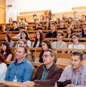 Zeci de elevi pasionați de matematică s-au reunit la Concursul Interjudețean ECOMAT