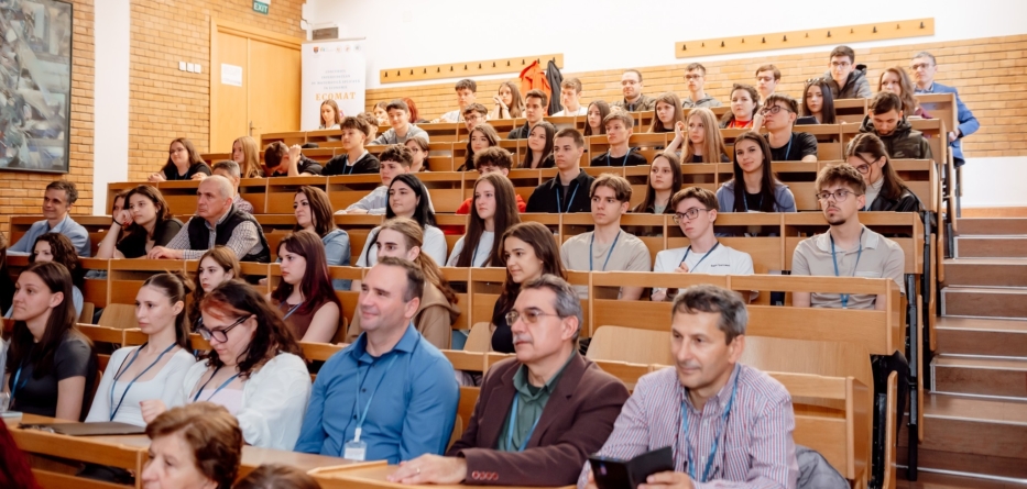 Zeci de elevi pasionați de matematică s-au reunit la Concursul Interjudețean ECOMAT