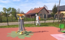 Pentru siguranța copiilor: Dezinsecție în jurul locurilor de joacă din Tăuții-Măgherăuș