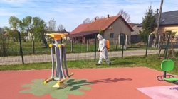 Pentru siguranța copiilor: Dezinsecție în jurul locurilor de joacă din Tăuții-Măgherăuș