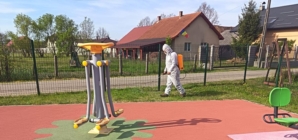 Pentru siguranța copiilor: Dezinsecție în jurul locurilor de joacă din Tăuții-Măgherăuș
