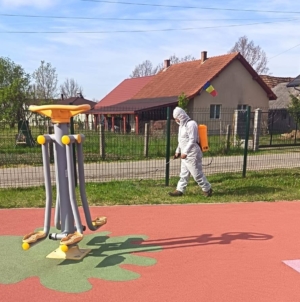 Pentru siguranța copiilor: Dezinsecție în jurul locurilor de joacă din Tăuții-Măgherăuș