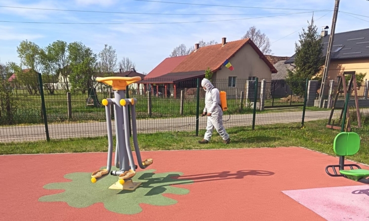 Pentru siguranța copiilor: Dezinsecție în jurul locurilor de joacă din Tăuții-Măgherăuș