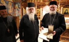 PS Părinte Episcop Iustin i-a înmânat o medalie omagială Ieroschim. Ștefan Nuțescu de la Chilia „Buna Vestire” a Schitului Lacu