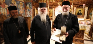 PS Părinte Episcop Iustin i-a înmânat o medalie omagială Ieroschim. Ștefan Nuțescu de la Chilia „Buna Vestire” a Schitului Lacu