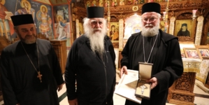 PS Părinte Episcop Iustin i-a înmânat o medalie omagială Ieroschim. Ștefan Nuțescu de la Chilia „Buna Vestire” a Schitului Lacu