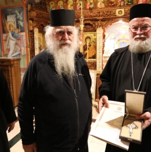 PS Părinte Episcop Iustin i-a înmânat o medalie omagială Ieroschim. Ștefan Nuțescu de la Chilia „Buna Vestire” a Schitului Lacu