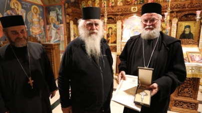 PS Părinte Episcop Iustin i-a înmânat o medalie omagială Ieroschim. Ștefan Nuțescu de la Chilia „Buna Vestire” a Schitului Lacu