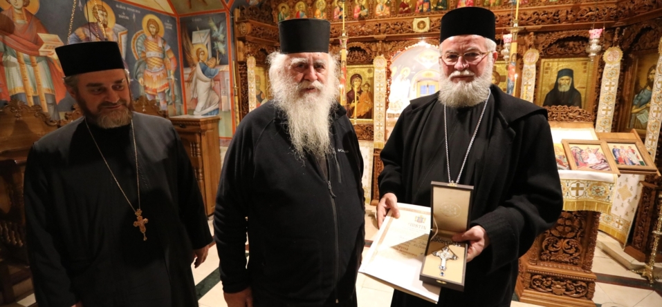 PS Părinte Episcop Iustin i-a înmânat o medalie omagială Ieroschim. Ștefan Nuțescu de la Chilia „Buna Vestire” a Schitului Lacu