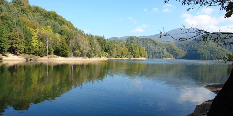 Banii s-au dus, factura rămâne: de ce se vorbește despre scumpirea apei în România