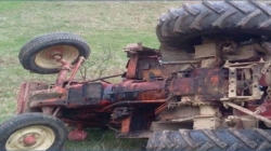 Tragedie la Văleni, un bărbat și-a pierdut viața într-un accident de tractor