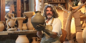 26 aprilie 1972, s-a născut ceramistul Daniel Leș