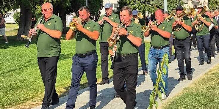 Defilare și muzică de 1 Mai la Baia Sprie