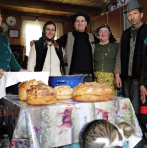 Tradițiile pascale din Maramureș, surprinse într-un nou episod „Cu Denis prin Maramureș”