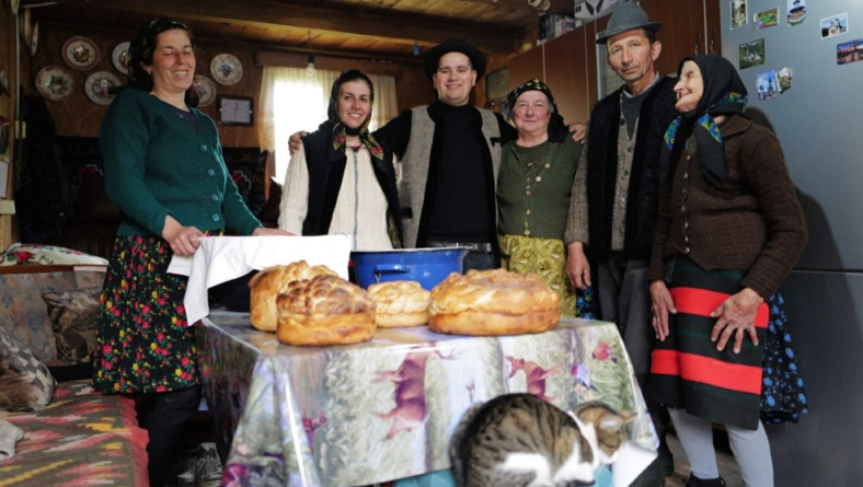 Tradițiile pascale din Maramureș, surprinse într-un nou episod „Cu Denis prin Maramureș”