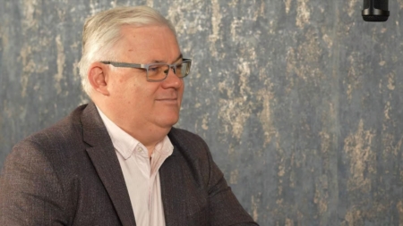 Filosoful Ciprian Mihali lansează cartea „Curajul de a sune NU. Forme ale supunerii voluntare” la Facultatea de Litere din Baia Mare