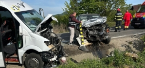 Accident cu un microbuz și un autoturism la ieșirea din Baia Sprie. Zece persoane transportate la spital
