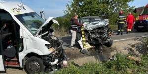 Accident cu un microbuz și un autoturism la ieșirea din Baia Sprie. Zece persoane transportate la spital