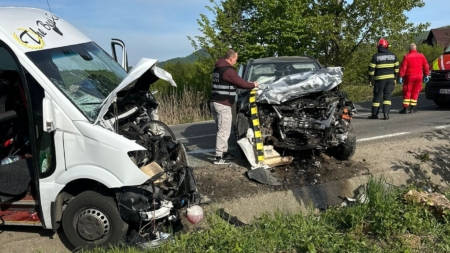 Accident cu un microbuz și un autoturism la ieșirea din Baia Sprie. Zece persoane transportate la spital