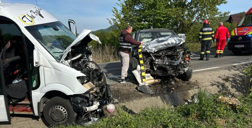 Accident cu un microbuz și un autoturism la ieșirea din Baia Sprie. Zece persoane transportate la spital