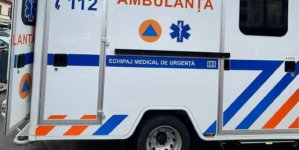 Două persoane au ajuns la spital în urma unui accident petrecut în Seini, între un autoturism și un microbuz școlar