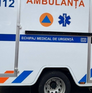 Două persoane au ajuns la spital în urma unui accident petrecut în Seini, între un autoturism și un microbuz școlar