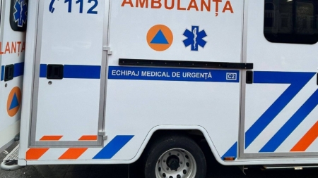 Două persoane au ajuns la spital în urma unui accident petrecut în Seini, între un autoturism și un microbuz școlar