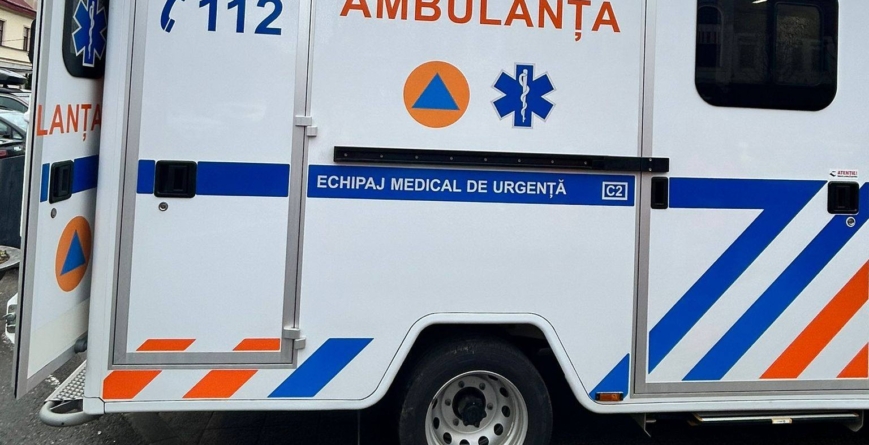 Două persoane au ajuns la spital în urma unui accident petrecut în Seini, între un autoturism și un microbuz școlar