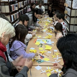 „Poiana cu narcise” a înflorit la Filiala Traian a Bibliotecii Județene