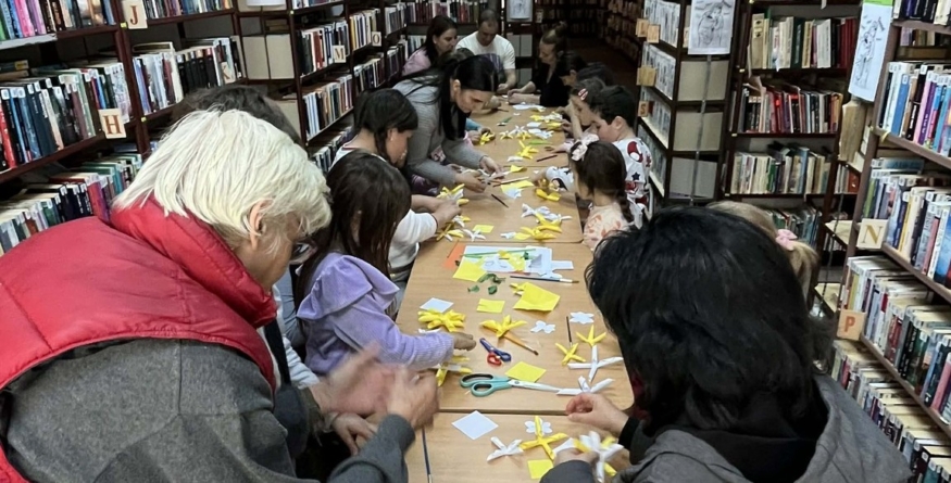 „Poiana cu narcise” a înflorit la Filiala Traian a Bibliotecii Județene